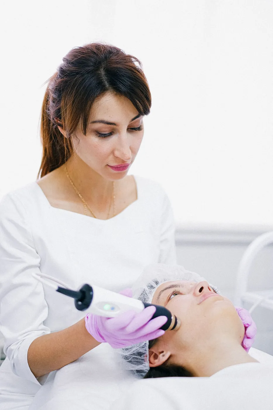 Tratamiento facial con aparatología de estética avanzada